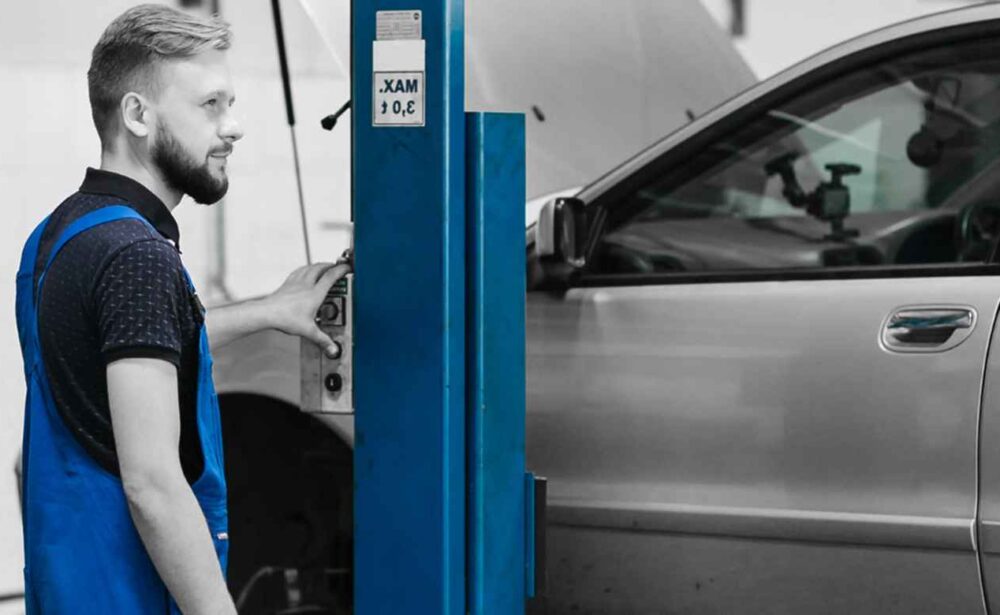 Mechaniker neben einem Fahrzeug